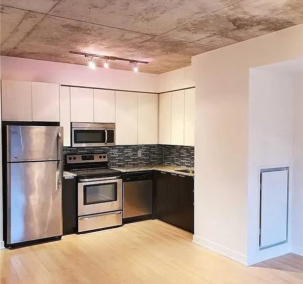 400 Wellington St W #312 — Photo 21