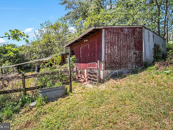 5th image of 3485 Valley Rd