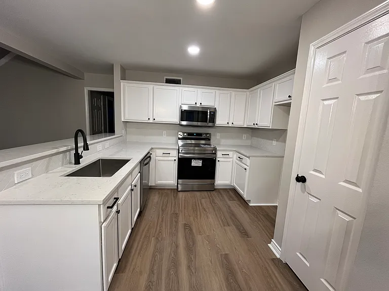 922 Binbrook Dr — Photo 1