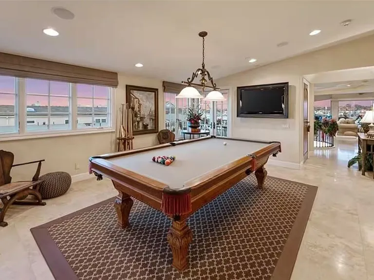 900 E Balboa Blvd — Photo 24