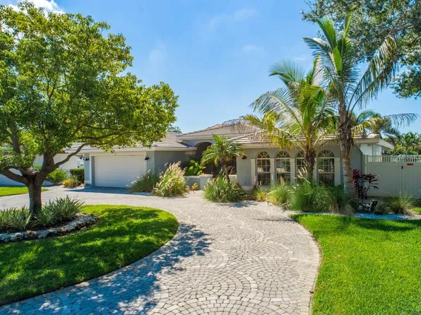 21 N Pine Cir, Belleair, FL 33756