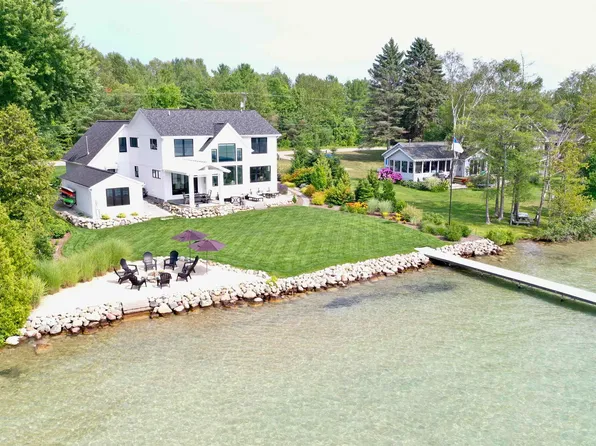 318 Rivershore Dr, Elk Rapids, MI 49629