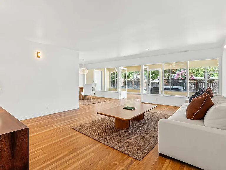 13805 Village Ave — Photo 6