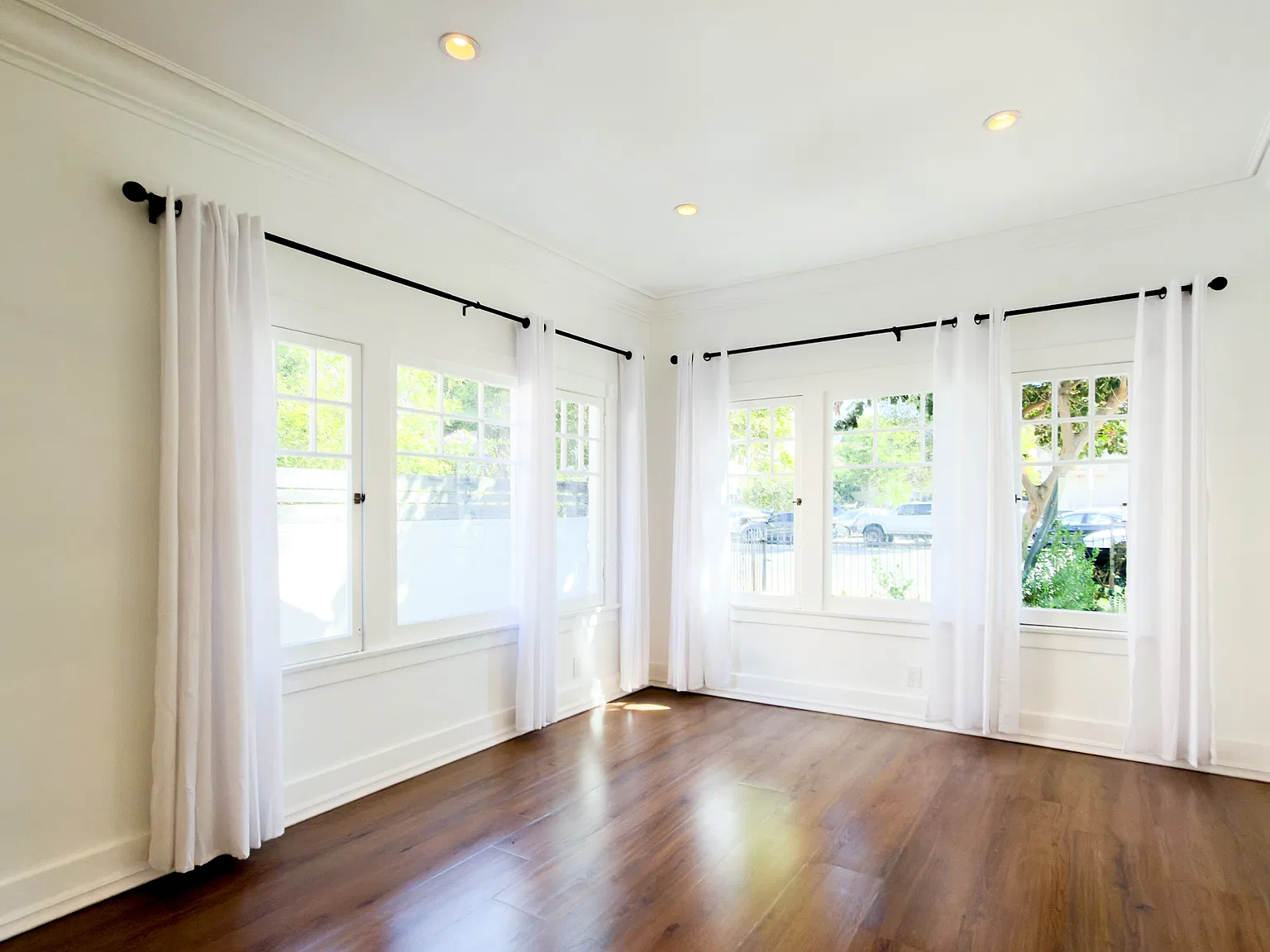 Updated 2 Br/2 Bath Craftsman w/ Gated Parking, Private Patio + Charm — Photo 4