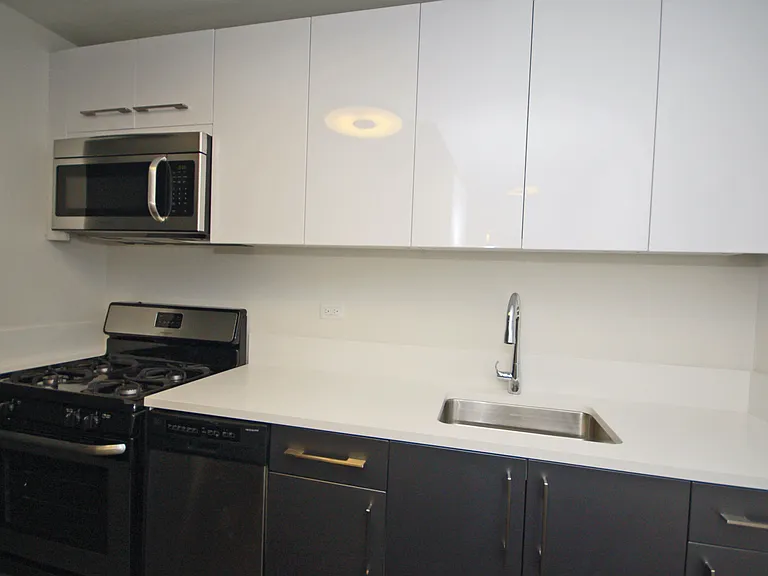 235 E 44th St #3C — Photo 6