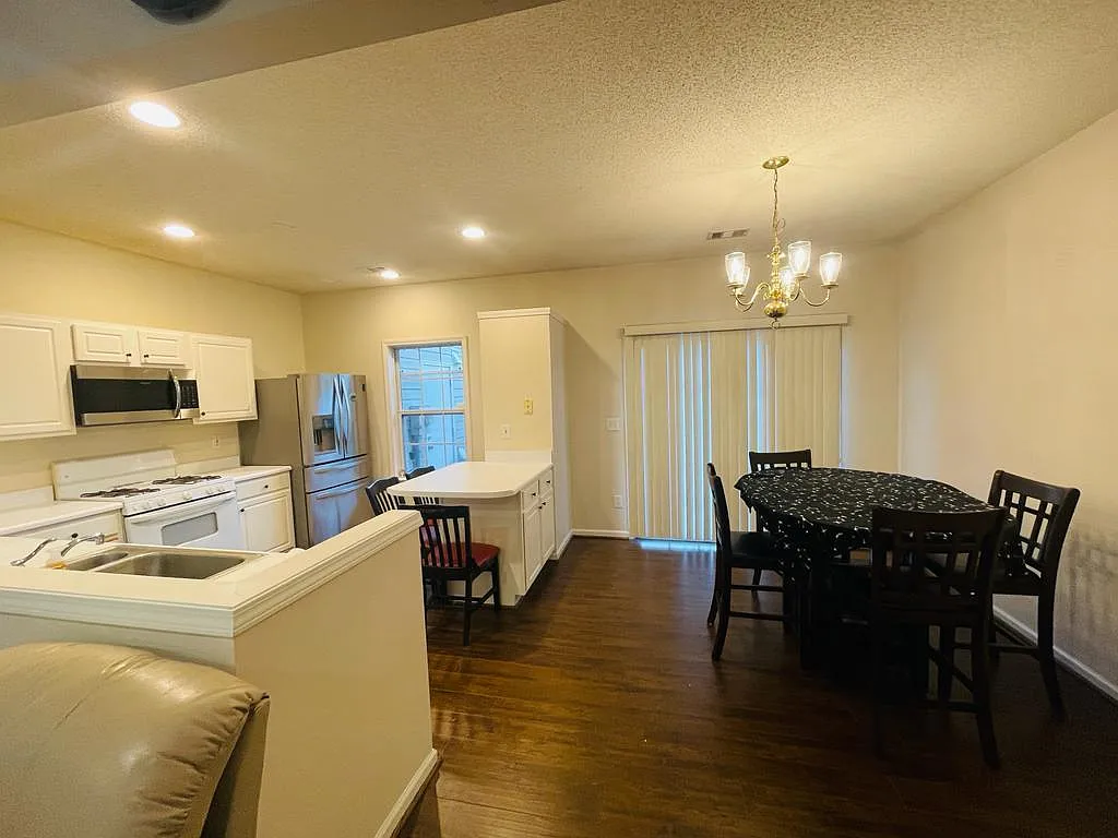 3 bed, 2.5 bath, 1370 sqft, $2,200 — Photo 2