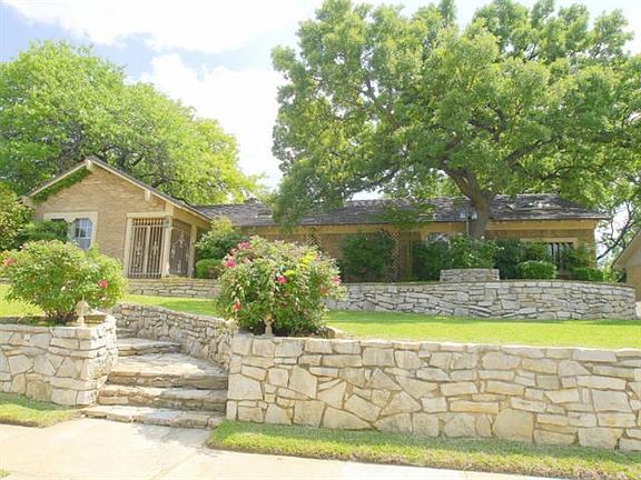 4th image of 1902 Park Hill Dr