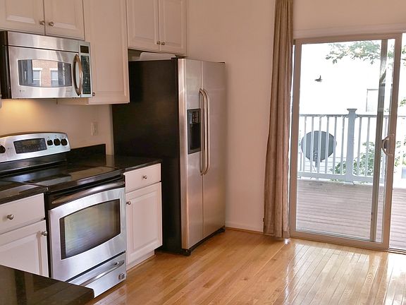 EAT-IN KITCHEN WITH SLIDDING DOORS TO DECK