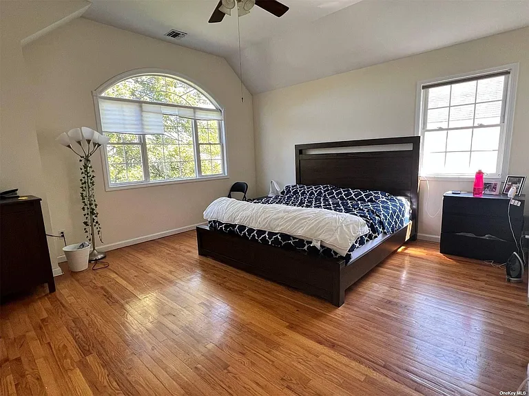 35 Willis Ave — Photo 15