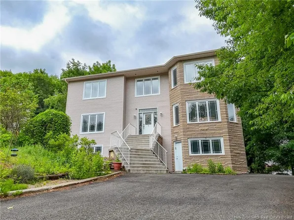15 Gervais Ct, Fredericton, NB E3C 1L4