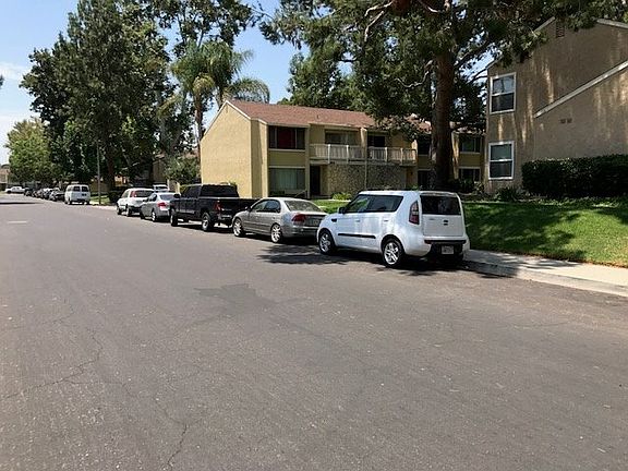 Exterior Neighborhood (street photo)