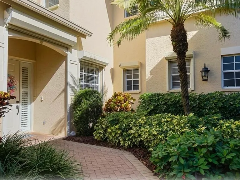 693 Vintage Reserve Cir #1-16A — Photo 4