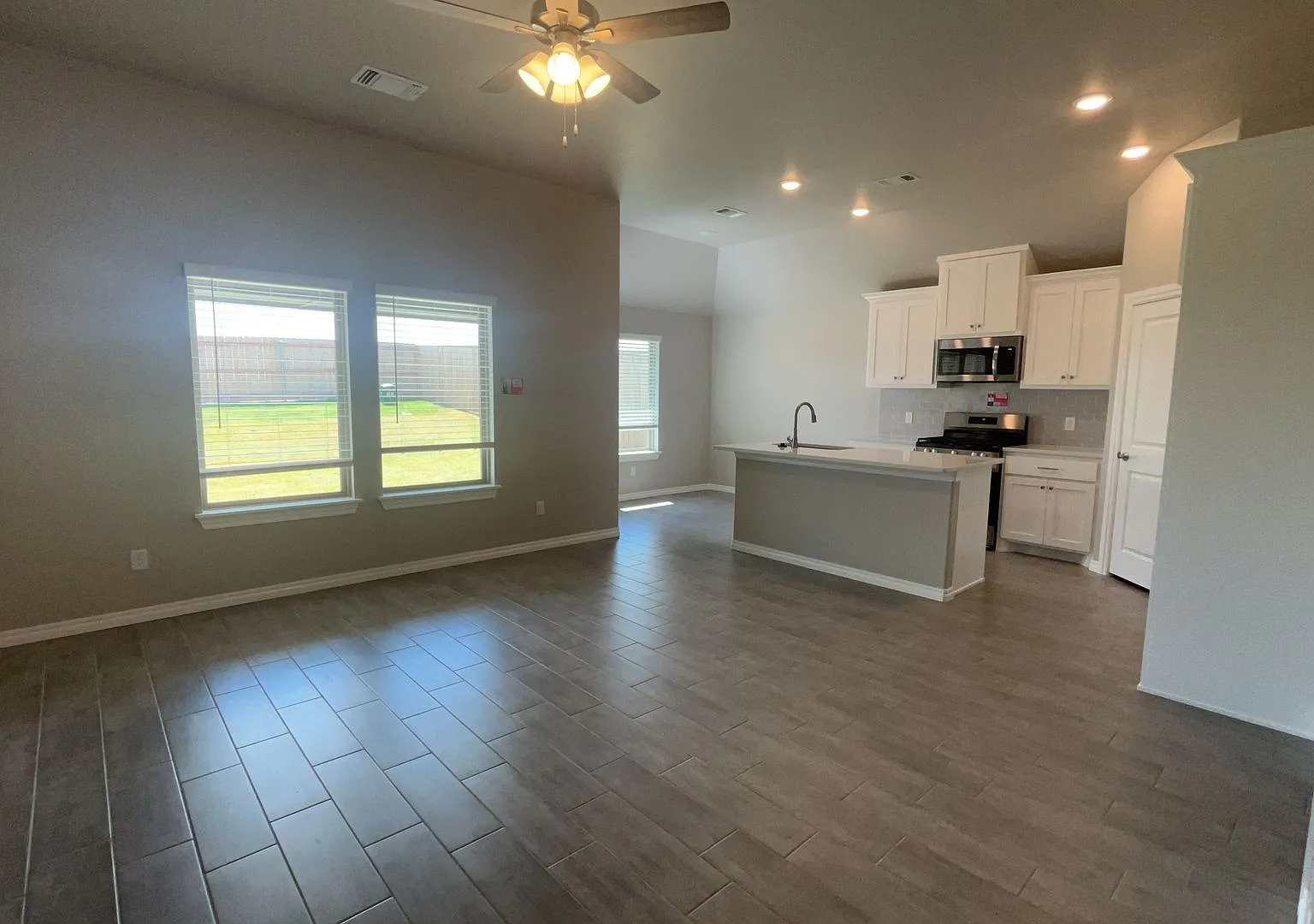 Brand New 3 Bedroom In Edmond — Photo 3