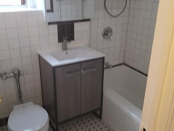 4th image of 303 Webster Ave APT 6D