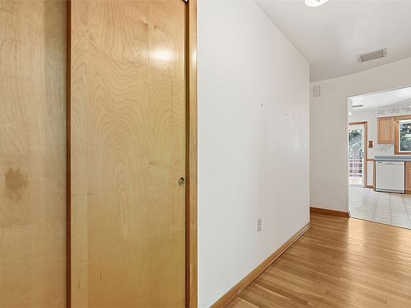 4th image of 906 Glenover Pl
