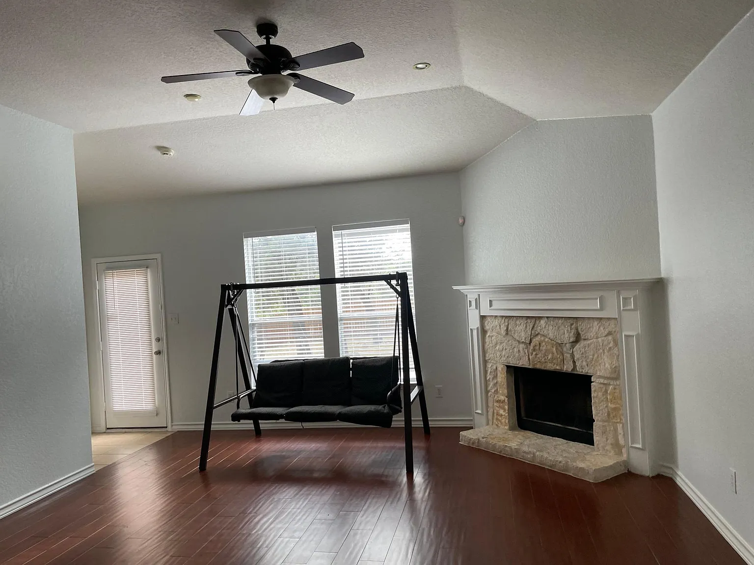 4 bed, 2701 sqft, $2,800 — Photo 2