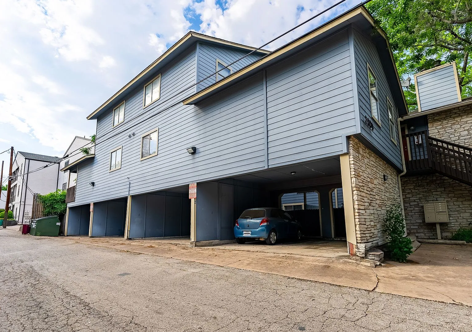 Beautiful 2 Bedrooms, 1.5 BathroomS home in Gateway Condominiums — Photo 1