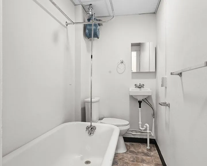 1447 Dwight St — Photo 15