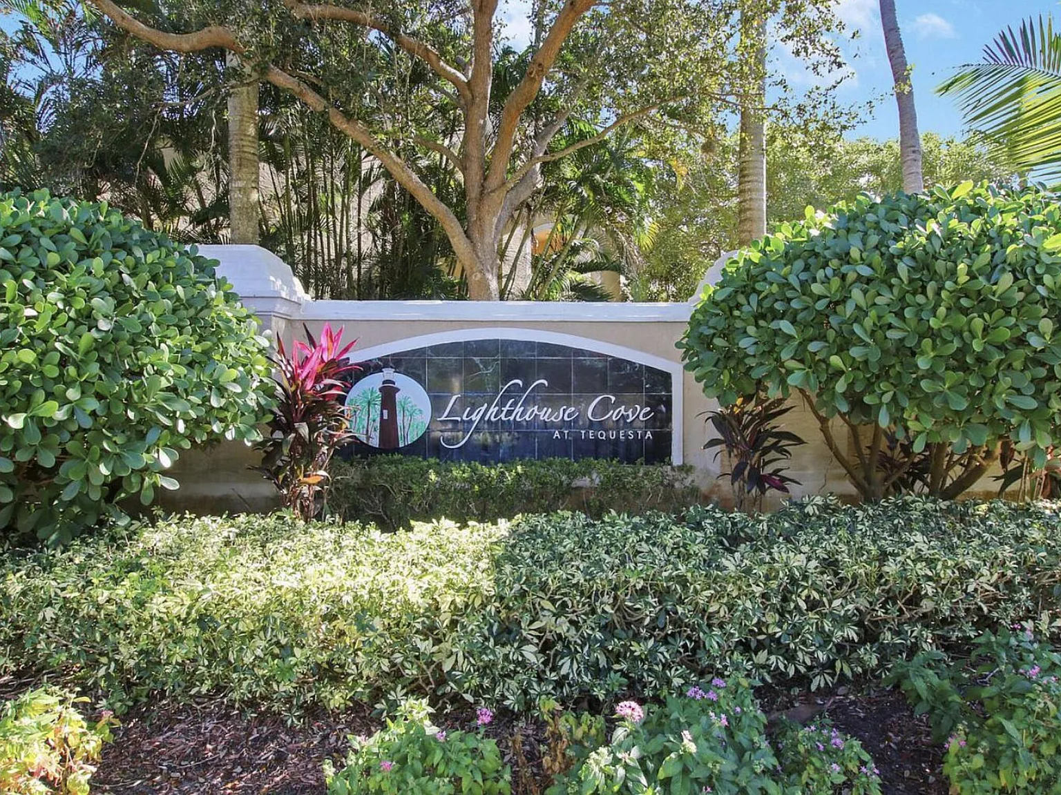 3 bed, 2.0 bath, 1374 sqft, $2,800 — Photo 2