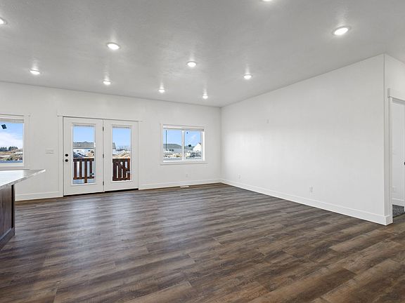 4th image of 668 N Austin Ave