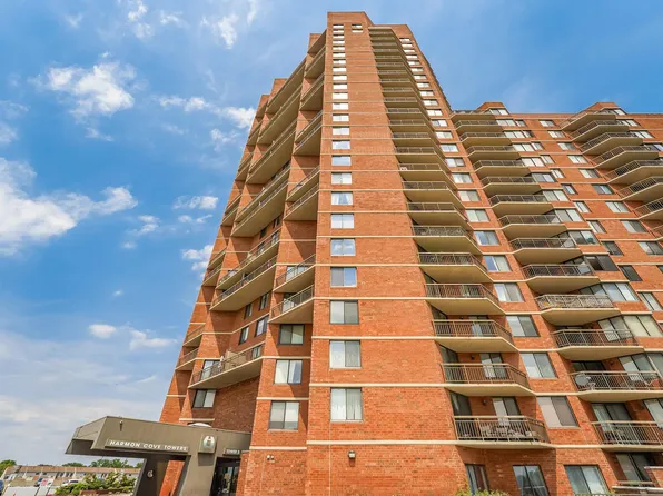 118 Harmon Cove Tower #118, Secaucus, NJ 07094