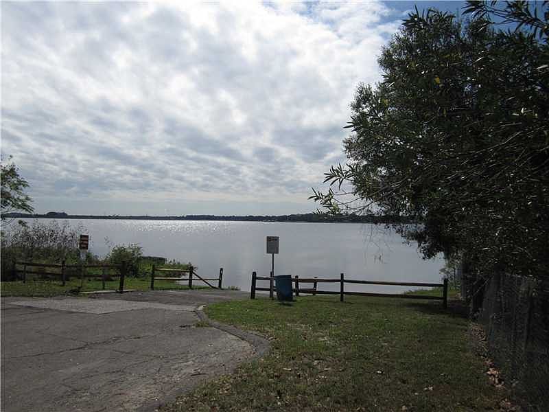 2nd image of 511 Lakeshore Dr