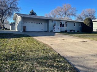 1710 4th St SE, Minot, ND 58701