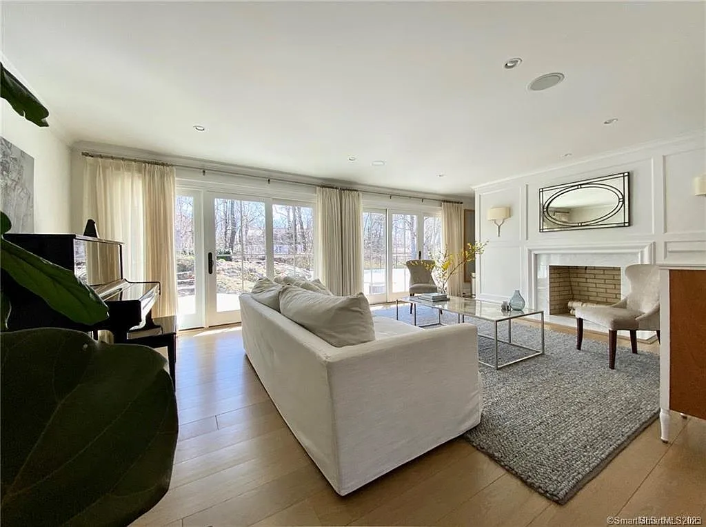 5 bed, 4.5 bath, 4700 sqft, $28,000 — Photo 3