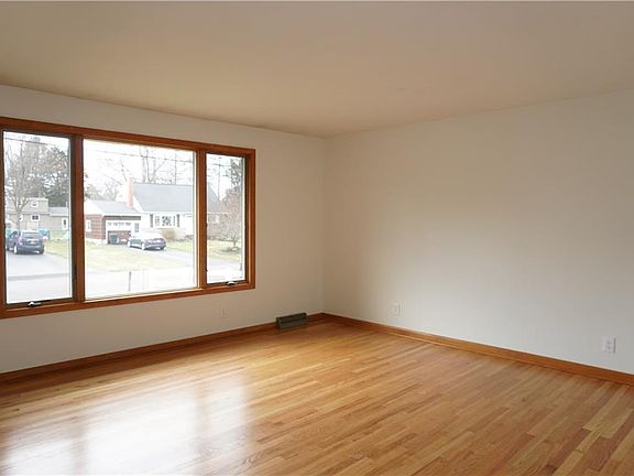 3rd image of 117 Ravenswood Dr