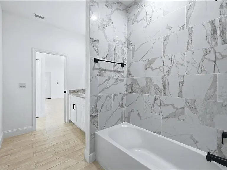 8 Bank Ct — Photo 22