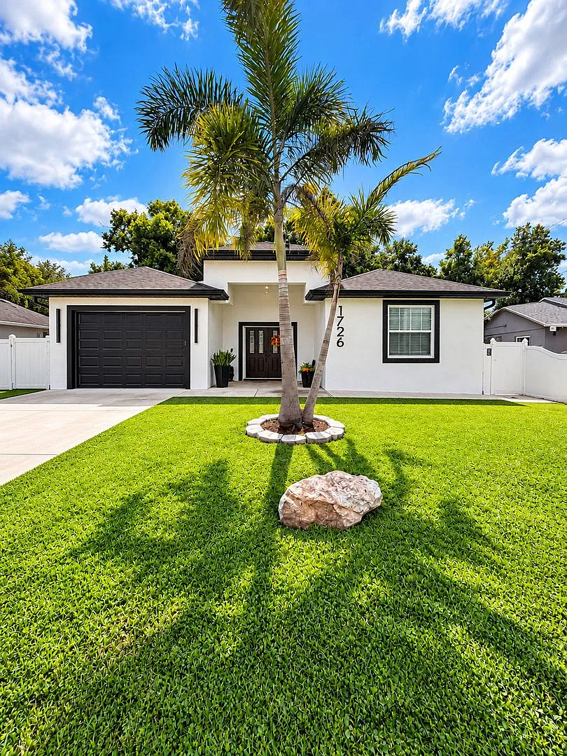 **Beautiful 3-Bedroom Home With Bonus Office, Two Full Kitchens & Spacious Covered Patio Tampa, Fl — Photo 1