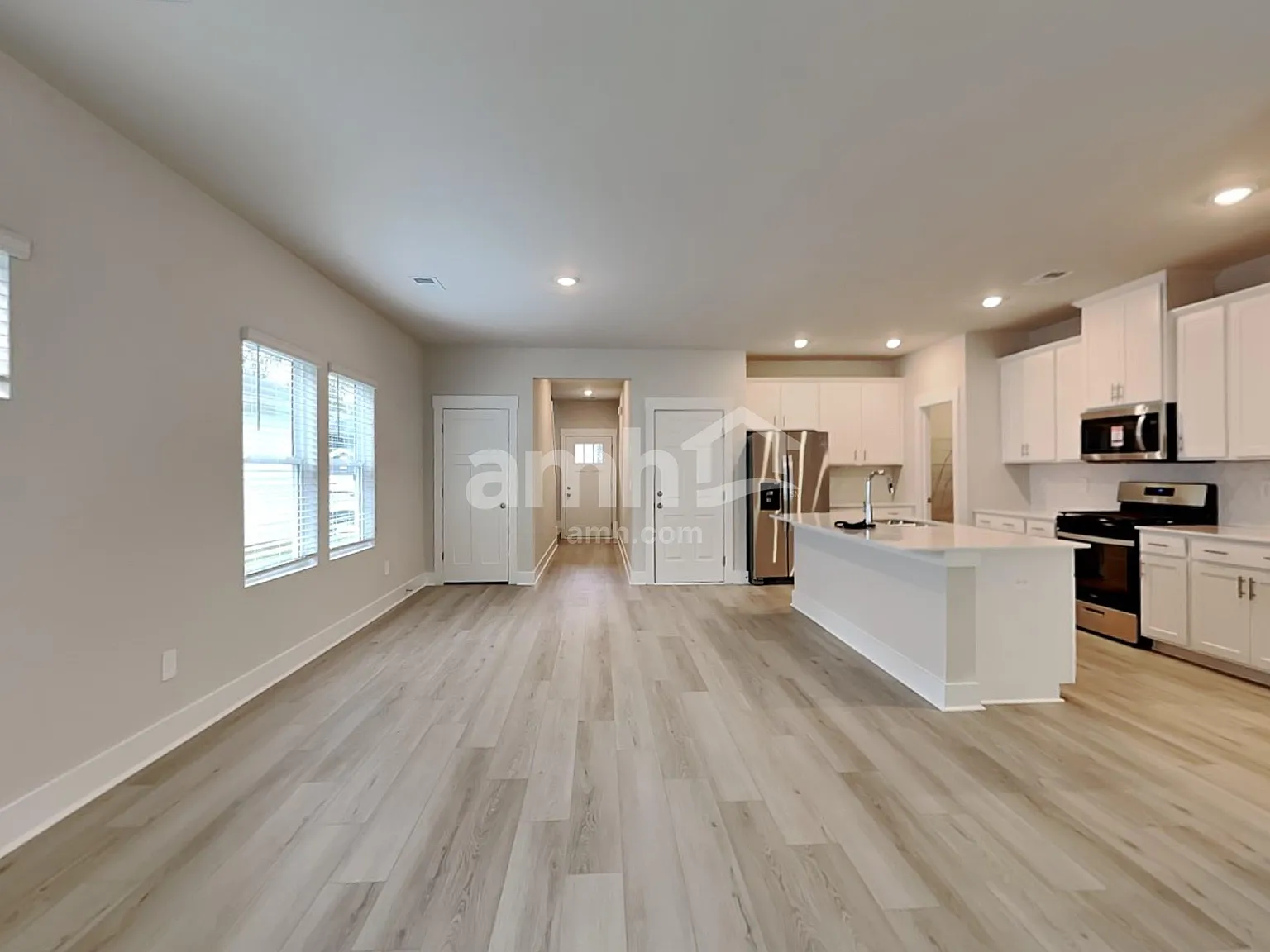 5 bed, 3.0 bath, 2352 sqft, $2,560 — Photo 4