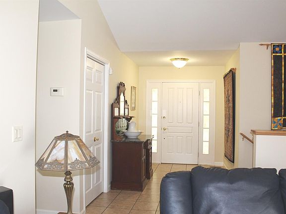 4th image of 582 Castlebury Dr