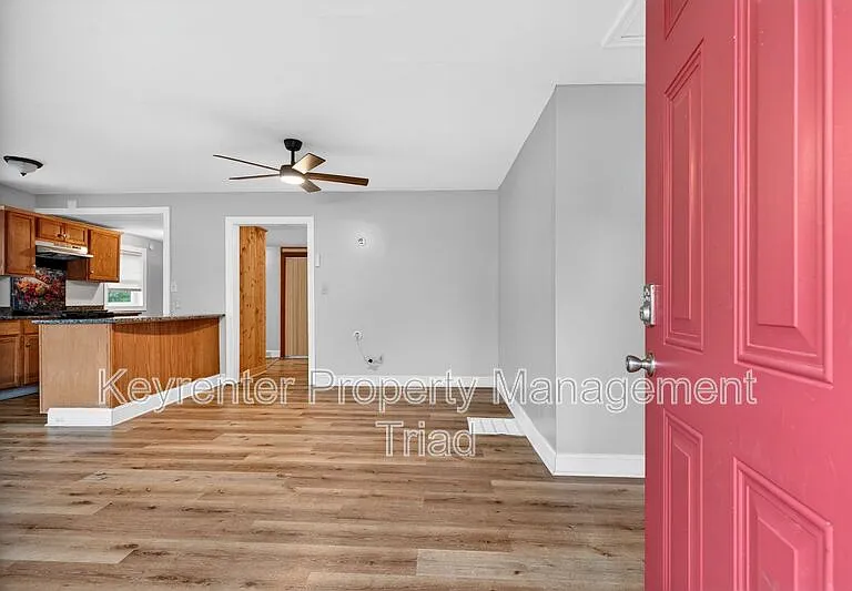 704 E Lexington Ave — Photo 2