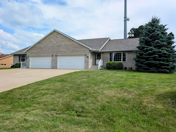 1007 Linden St, Decorah, IA 52101