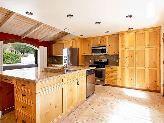3rd image of 964 N Tuxedo Cir