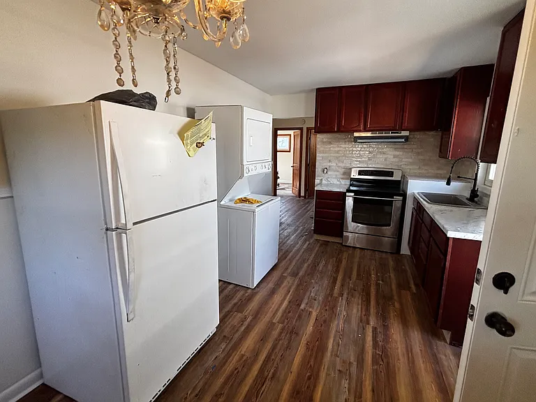 810 Bowling St — Photo 16