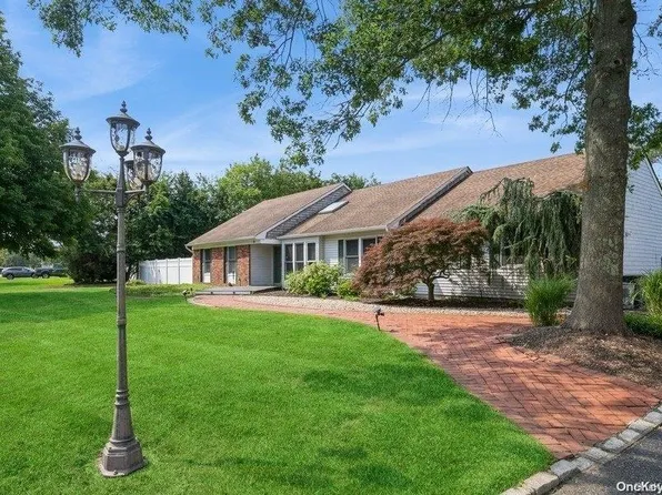 30 Vineyard Way, Mount Sinai, NY 11766