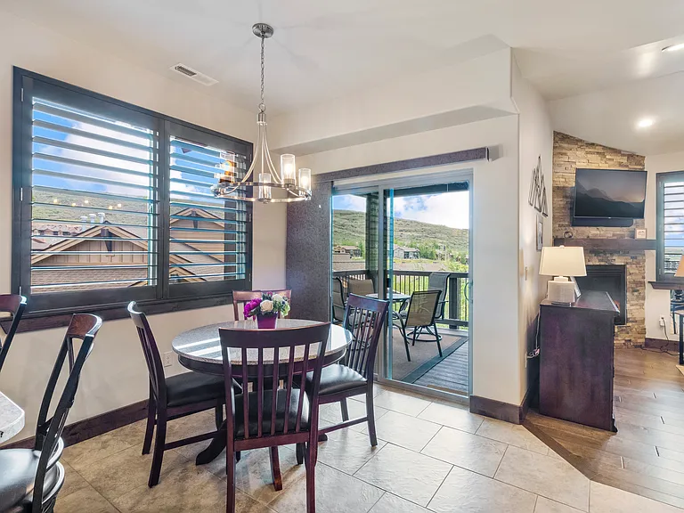 Dining / Balcony
