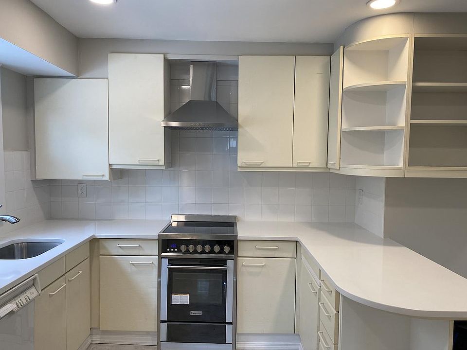 1st image of 43 Vedder Ave Floor 1