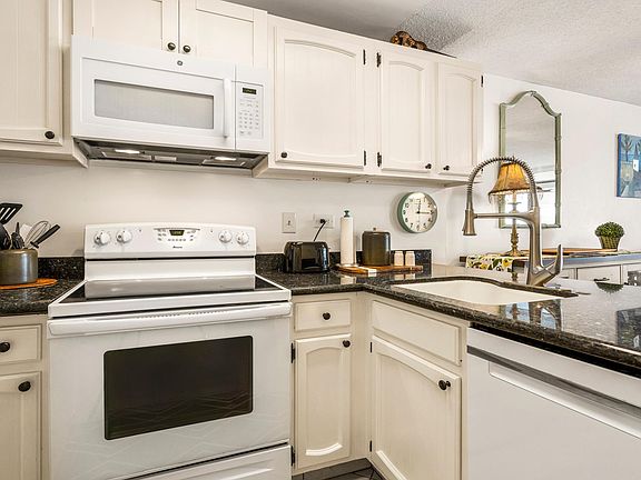 4th image of 75-5782 Kuakini Hwy APT 208