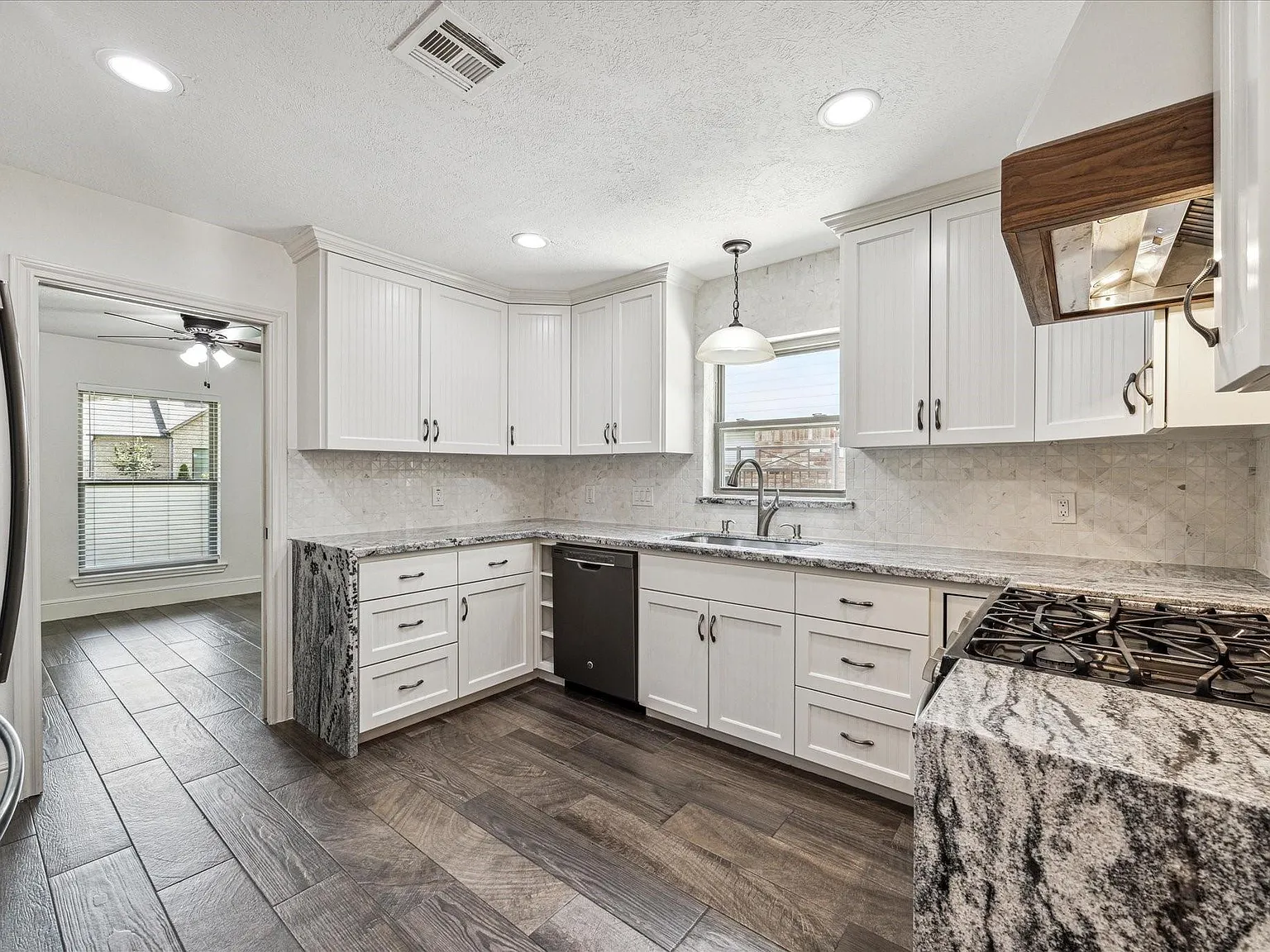 4 bed, 4.0 bath, 3070 sqft, $4,500 — Photo 3