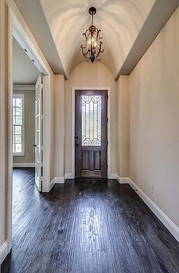 Barrel ceiling in foyer