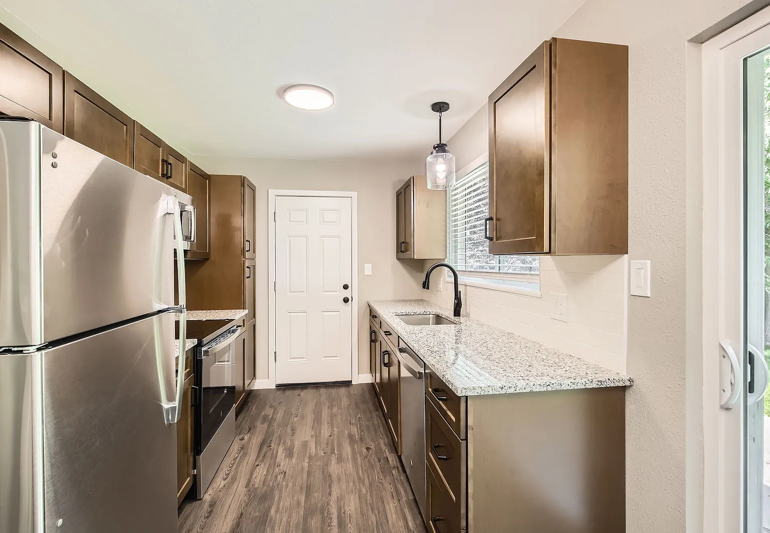 3 bed, 1.5 bath, 1550 sqft, $2,395 — Photo 3