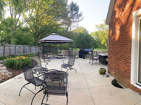 3rd image of 555 Herrick Ave