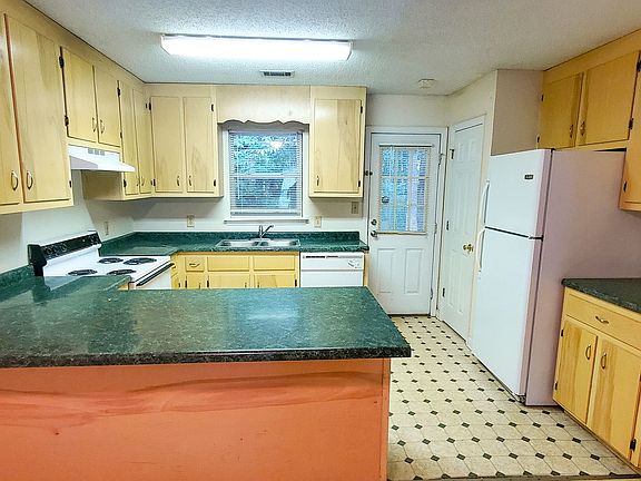 2nd image of 140 Oxford Ct #142