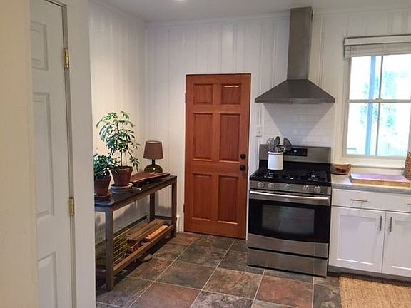 kitchen left side entrance to back porch