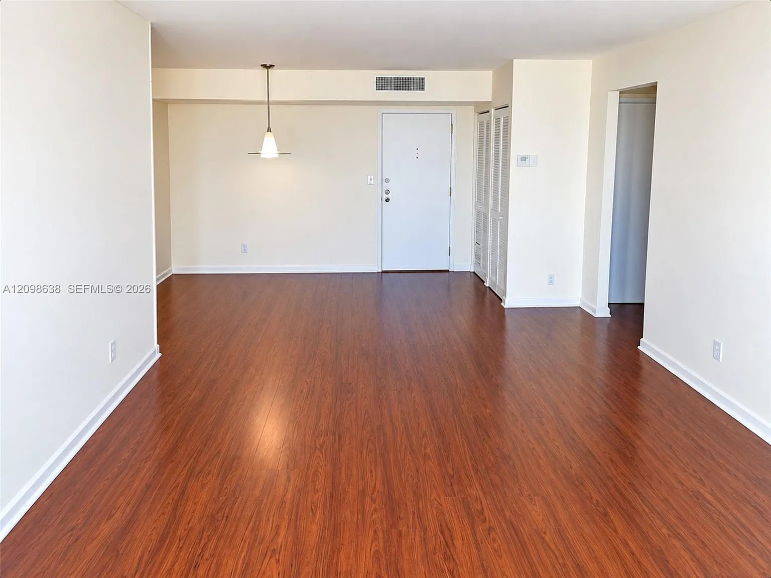 Winston Towers 700 Condo — Photo 4
