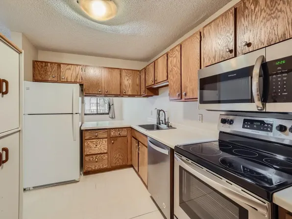 5697 Green Circle Dr APT 207, Minnetonka, MN 55343