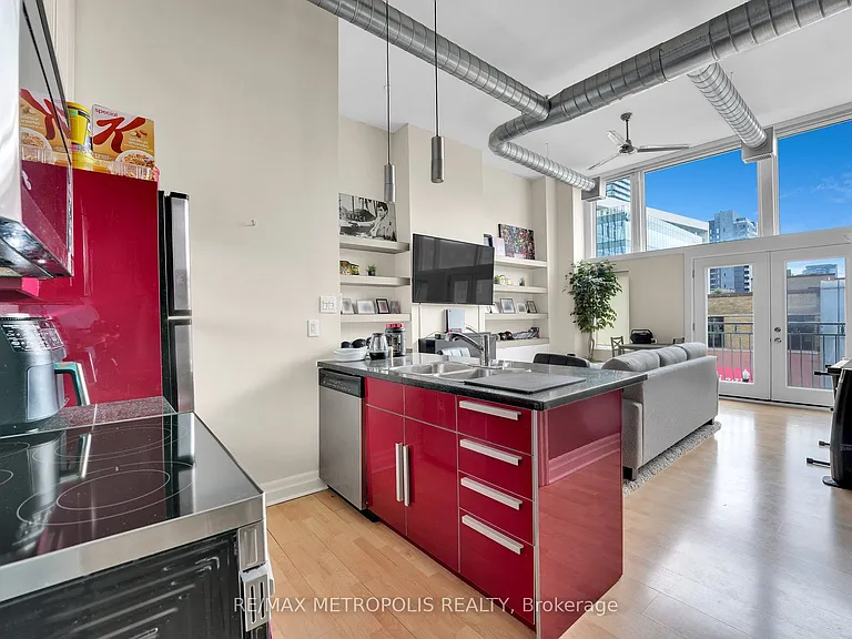 276 King St W #207 — Photo 11